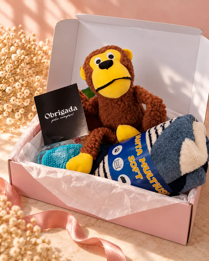 Box aberta do Clube Pet da Lua em cena de unboxing